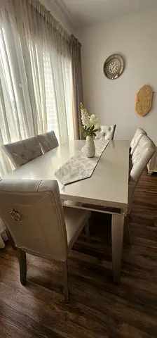 Elegant Modern Dining Table with Stylish Chairs