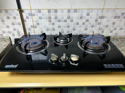 Urgent sale - AED 40 for Sanford Class Stove with AED 20 table - TOTAL Only AED 60
