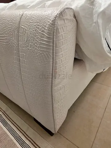 Kind leather bed (The One)
