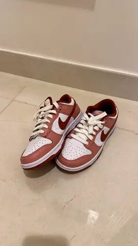 Nike Dunk Low - Stylish and Comfortable Sneakers size USA 6