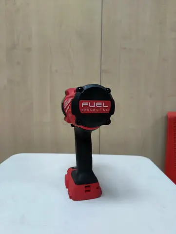 MILWAUKEE IMPACT WRENCH 18V B.L