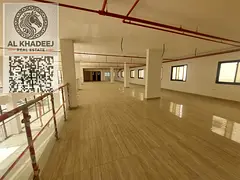 An opportunity for large-scale entrepreneurs: a spacious, luxurious shopping center ready for immedi