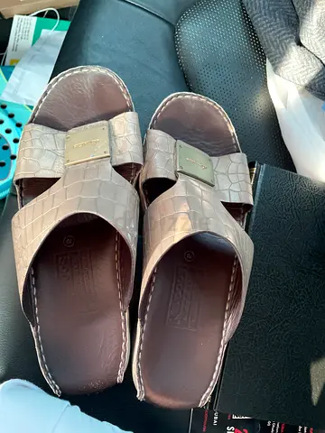 نعال مفقود في رملة في مدينة الوظبي