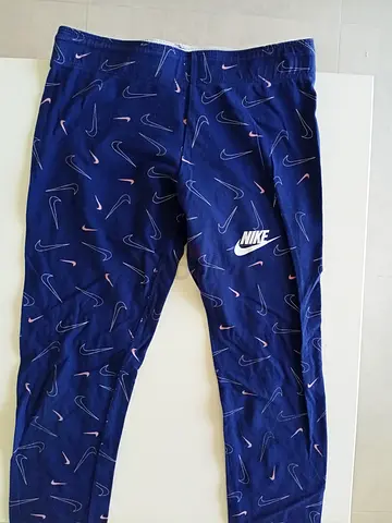 Girls Nike leggings.