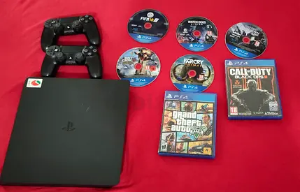 Ps4 with 7 CDs and 2 controllers