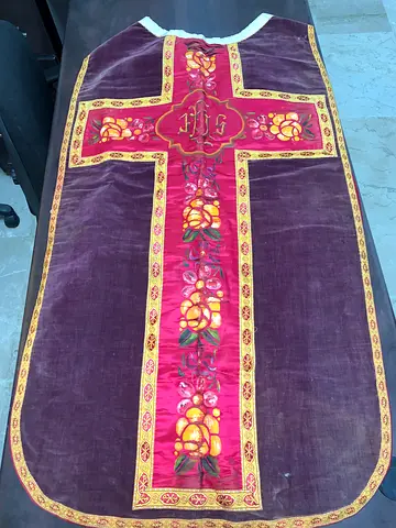 ألبسة بطريركية قديمة عدد 20 قطعة مشكلين