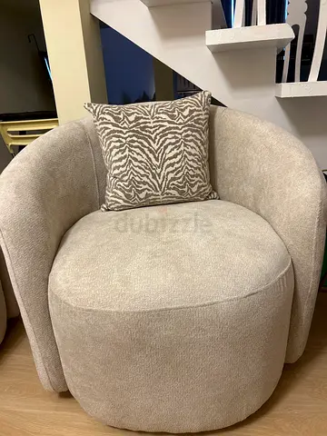Cozy and Modern Round Armchair with Decorative Pillow