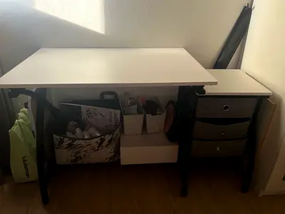 Study Desk with Side Drawers – Excellent Condition طاولة دراسة عالية الجودة مع أدراج – حالة ممتازة