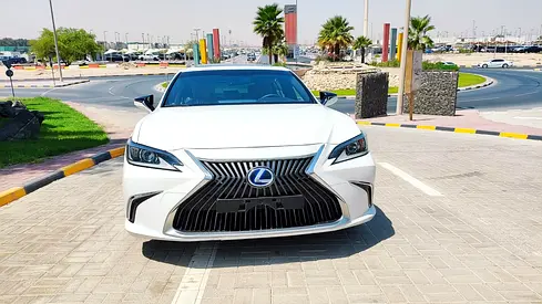 LEXUS ES300H 2020 GCC FULL OPTION WITH SUNROOF CROOS CONTROL LETHER STIS NO ACCIDENT VERY CLEAN CAR