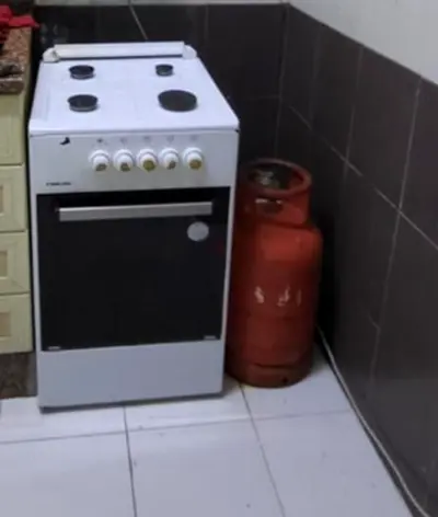Reliable and Efficient Cooking Gas Stove with Oven and Gas Cylinder