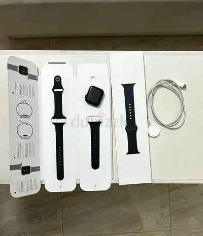 Apple watch se FULLY WORKING, excellent condition + original box and charger