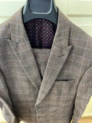 Elegant Mens TM Lewin Suit  in Checkered Pattern Med.