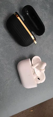 Apple AirPods Pro 2 + Case