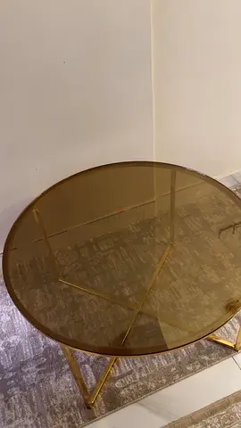 طاولة مع ٤ طاولات متداخلة