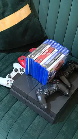 Sony PlayStation 4 with 4 joystick + 9CD