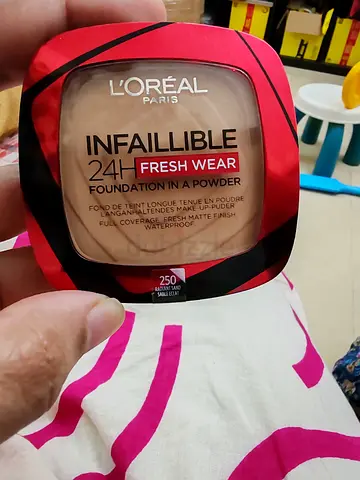 Infaillible 24H fresh wear foundation in A powder 250 Radiant sand