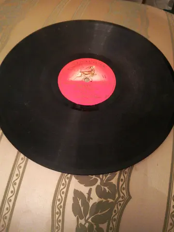 اسطوانه حجرية قديمة