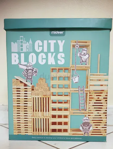 childrens playing blocks