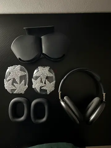 AirPods Max midnight black with accessories