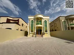 Take advantage of this exceptional opportunity to own a luxurious villa with an elegant architectura