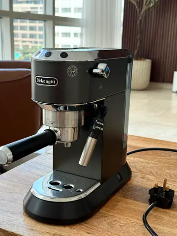 DeLonghi Espresso Machine - Perfect for Coffee Lovers!