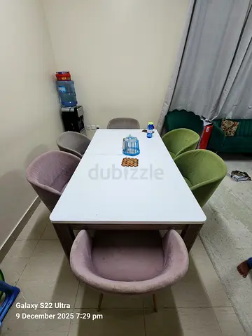 Extendable dinning table and chairs