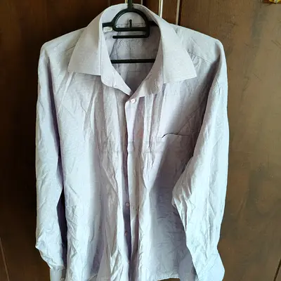 Light purple shirt size large Aed 10