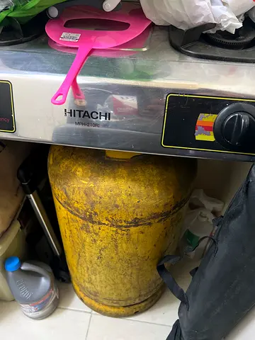 Hitachi Gas Stove with Yellow Sharjah Gas Cylinder