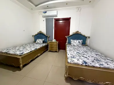 2 beds + side table + mirror with table
