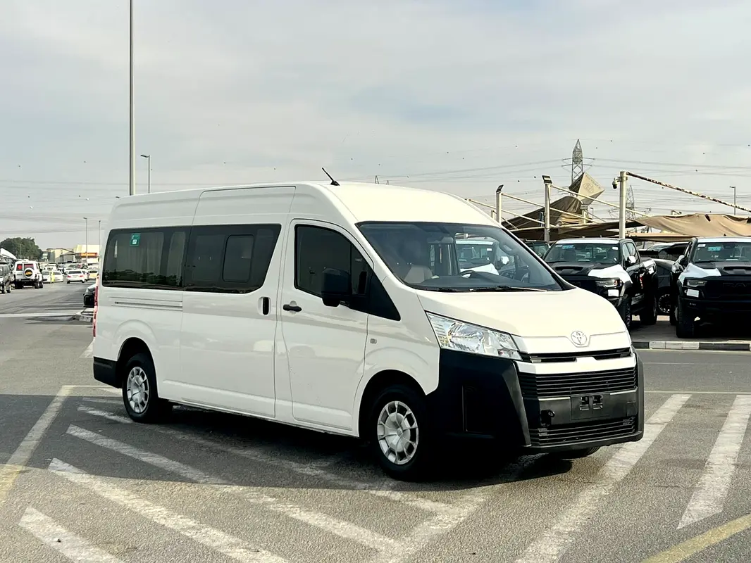 Toyota Hiace 2023 — photo 1 of 20