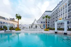 Elegant 3 Beds | Upgraded Unit | Prime Location