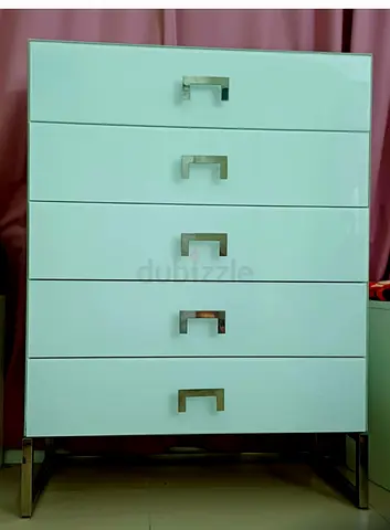 Sleek and Modern 5-Drawer Dresser white with glass layer