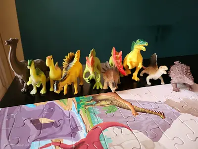 10 Dinosaur toy pieces and dino puzzle: another dino puzzle free