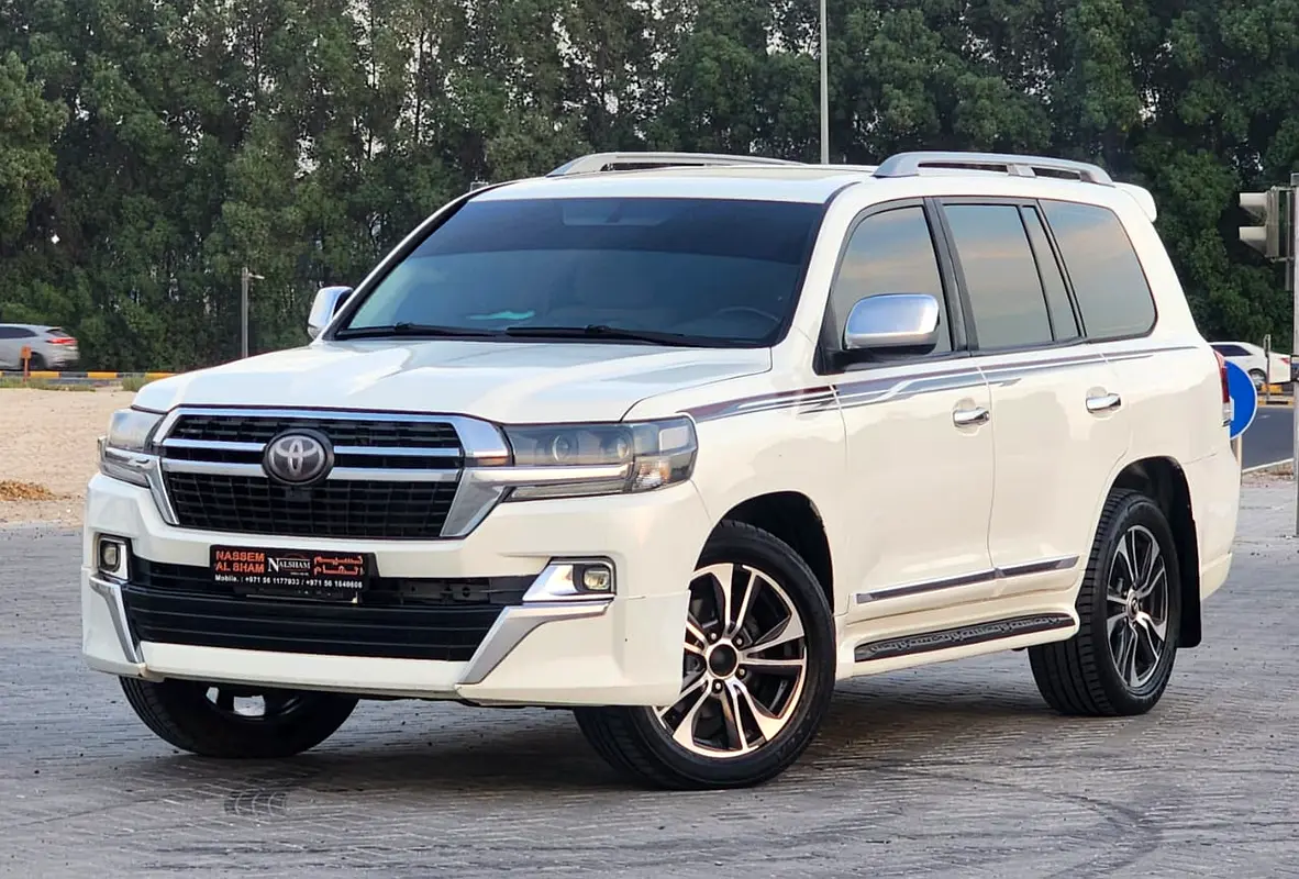 Toyota Land Cruiser 2011 — photo 1 of 16