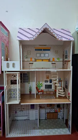 Doll house in excellent condition