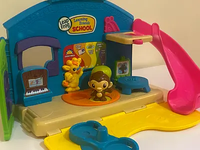 LeapFrog Learning Friends School Playset - Fun Educational Toy