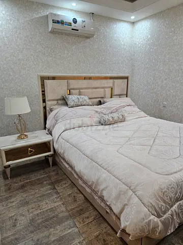 Beautiful Queen Size Bed Set with Nightstand