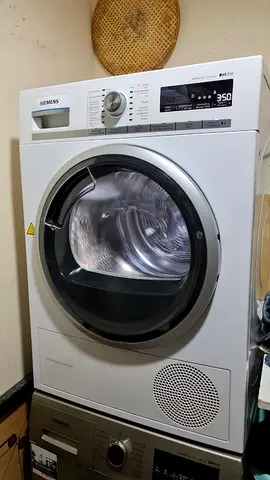 Siemens iQ700 digital 9 kg dryer like new very good working no scratch no damage