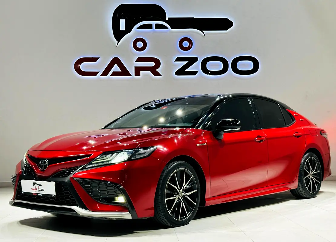 Toyota Camry 2021 — photo 1 of 15