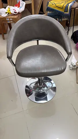 Sleek and Modern Bar Stool - Perfect for Your Home