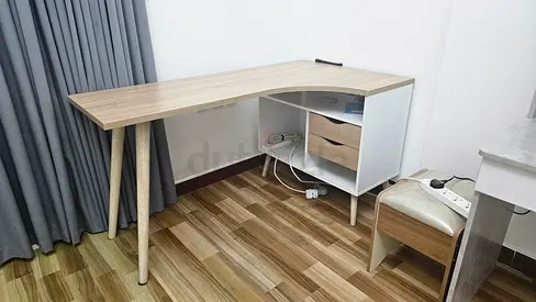 طاولة كومبيوتر ودراسة