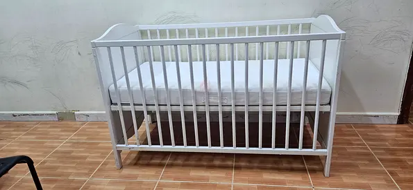 Beautiful White Baby Crib for Sale