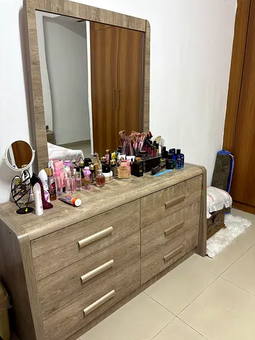 bed and vanity