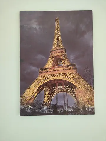 Eiffel Tower Artwork - Captivating Wall Decor