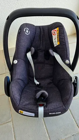 Maxi-Cosi Baby Car Seat with Base - ISO fix Essential for Secure Travel