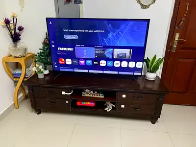 Perfect Nikai55 inch Smart TV with Stylish Stand