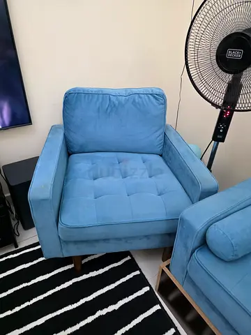 Comfortable Blue Armchair - Perfect for Any Room