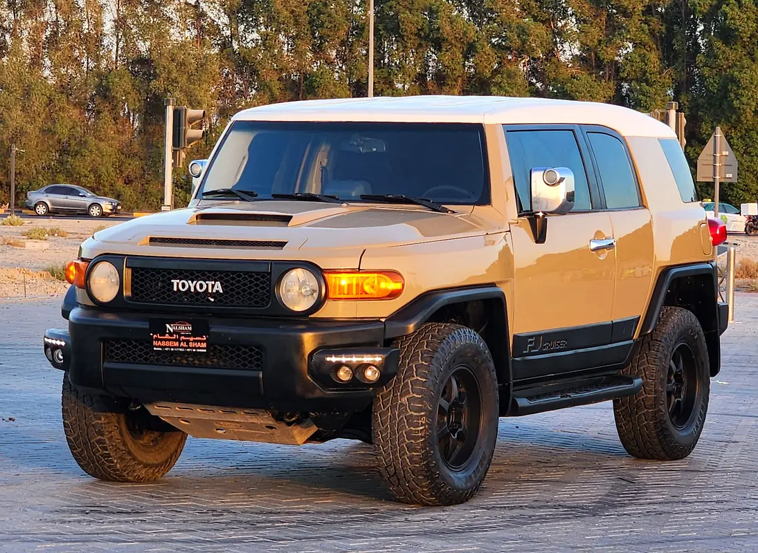 Toyota FJ Cruiser 2013 — photo 1 of 15