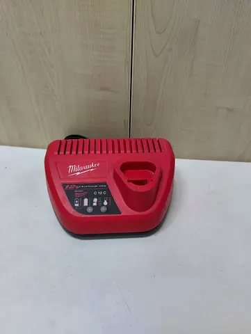 MILWAUKEE M12 CHARGER