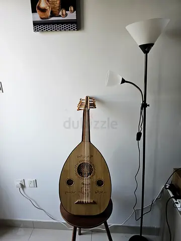 عود جديد  لم يستعمل للبيع مع الشنطة والريشة،  السعر 400 درهم